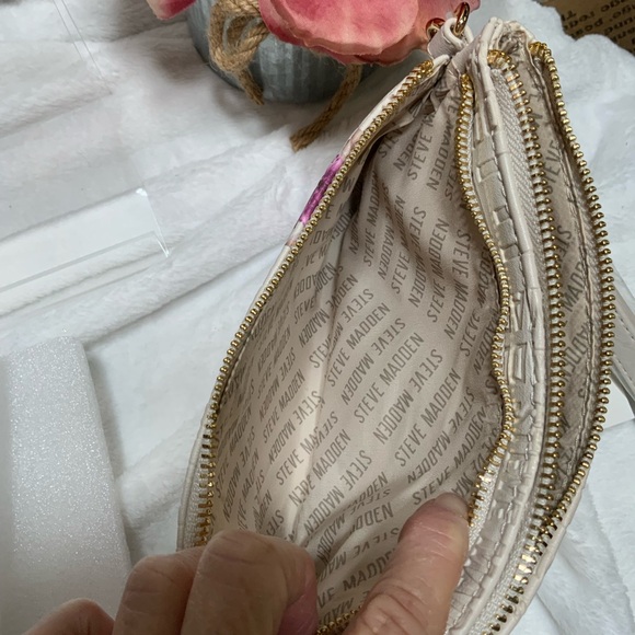 Steve Madden Cream Wristlet with Floral Design - Picture 4 of 5